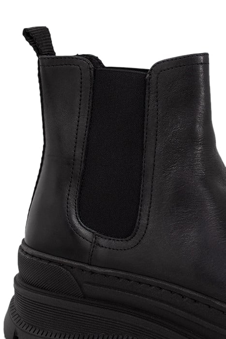BLACK LEATHER CHELSEA BOOTS WITH LUGGED SOLE 7