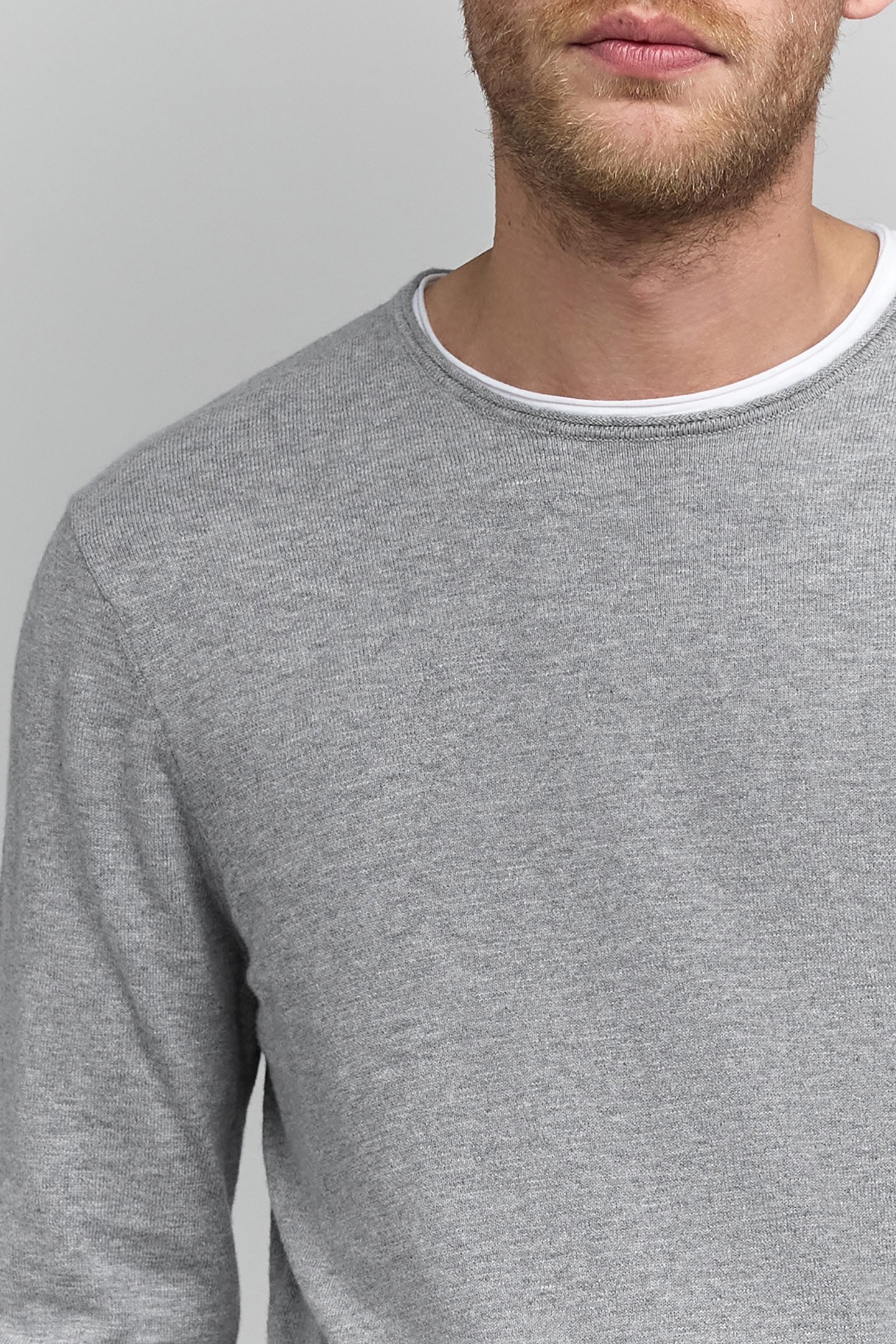 FINE-KNIT GREY SWEATER WITH ROLLED EDGES 5