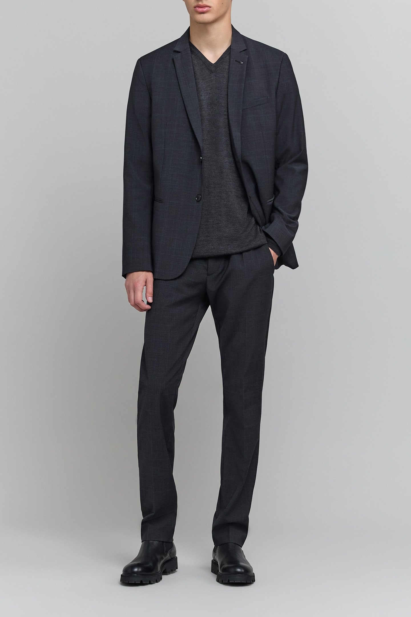 ANTHRACITE V-NECK KNIT SWEATER 3