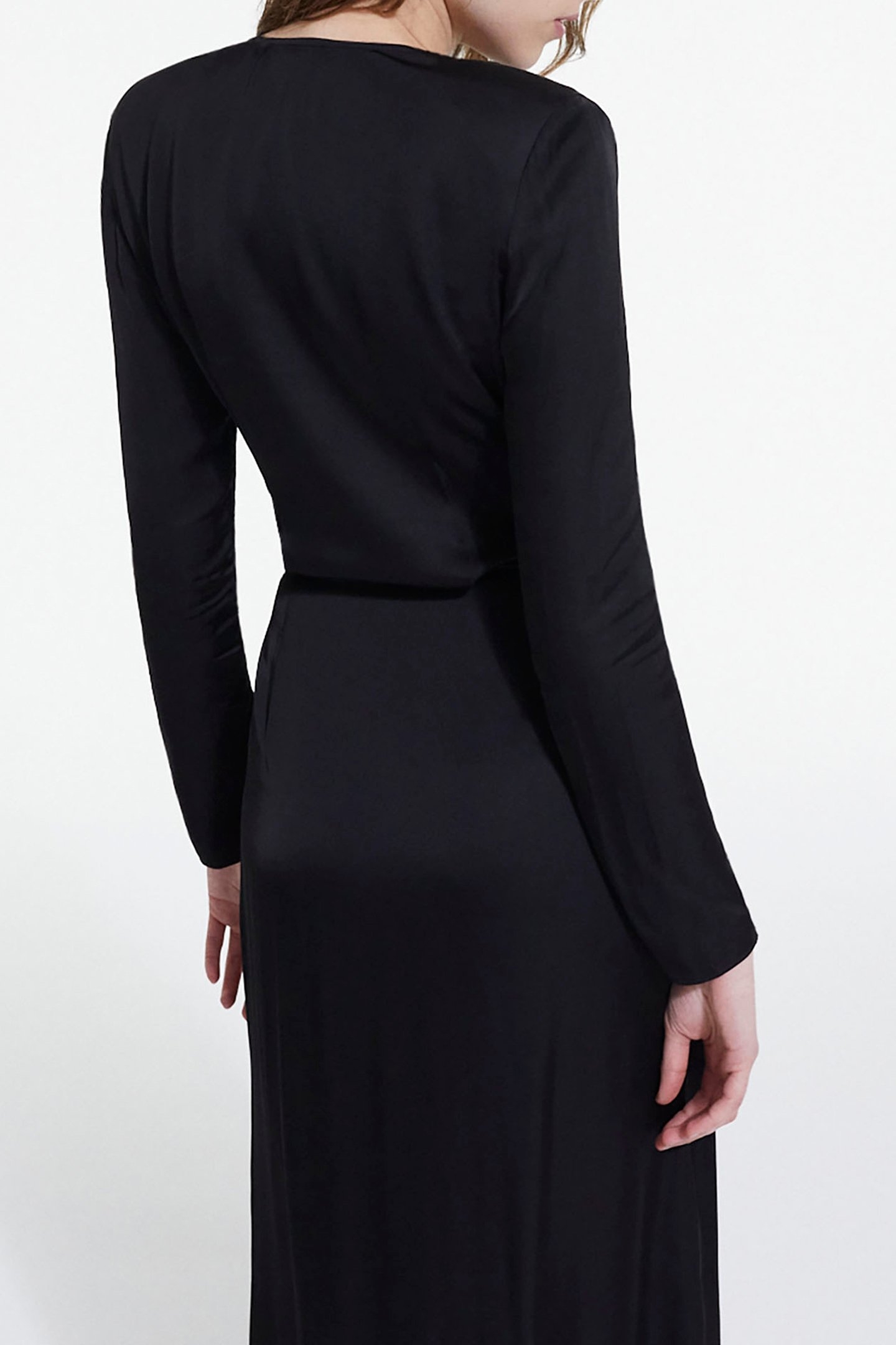 LONG DRESS WITH LONG SLEEVES AND NECKLINE BLACK 5