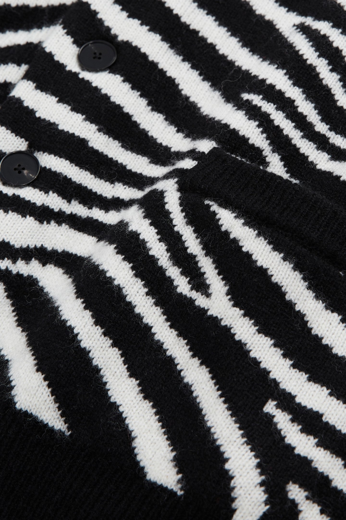 CARDIGAN A JACQUARD ZEBRA BLACK WHITE 2