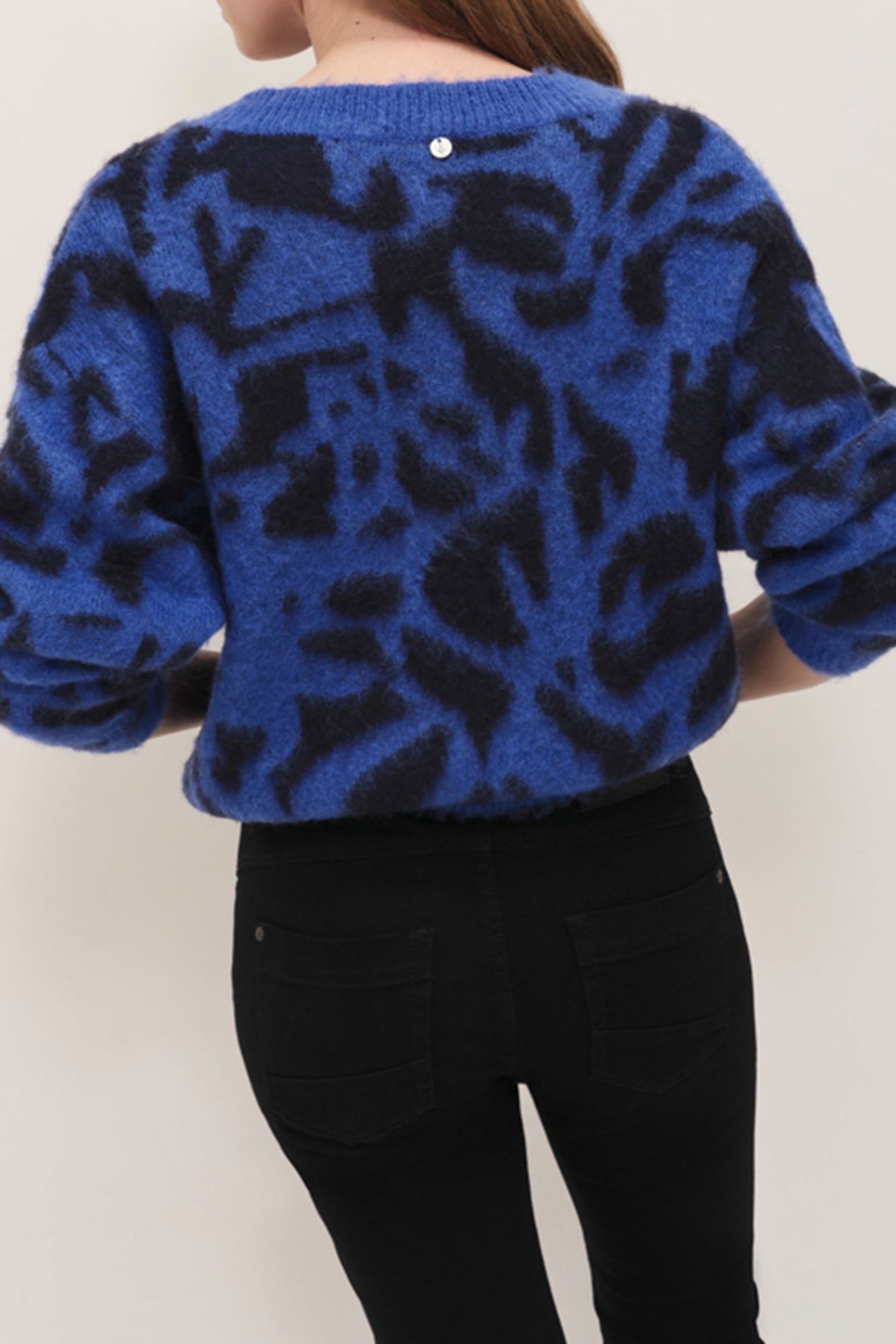 TAMAR - SAPPHIRE BLUE CARDIGAN WITH FLORAL ARABESQUE PATTERN 4