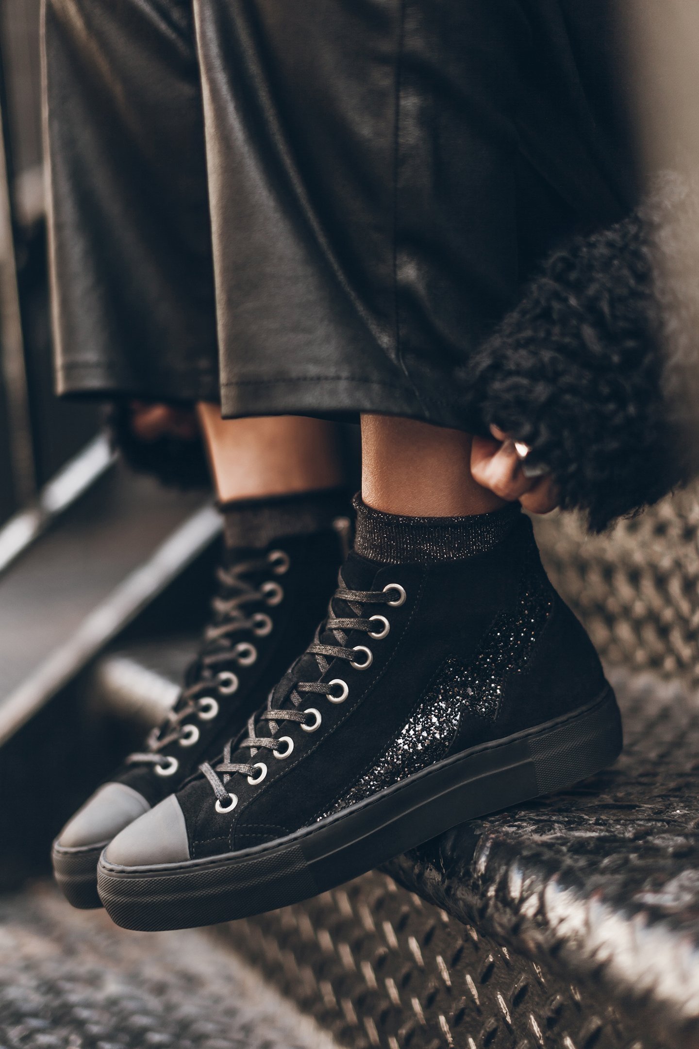 THE BLACK PLATFORM SNEAKERS 2