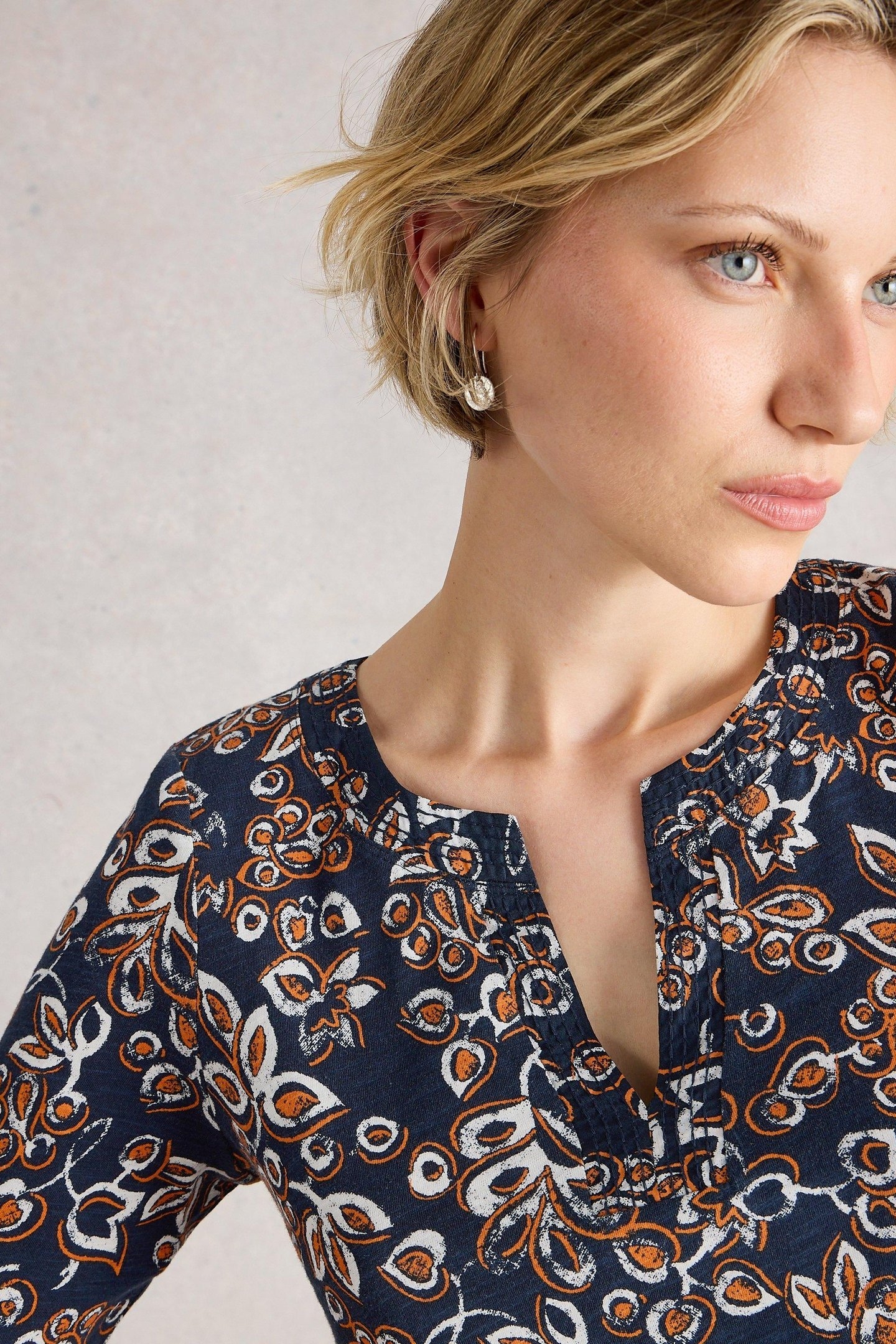 WEAVER NOTCH NECK TEE NAVY PRINT 5